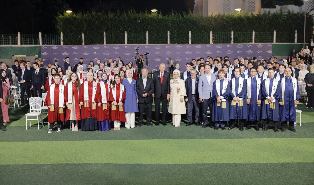 Cumhurbaşkanı Recep Tayyip Erdoğan, torunu Ahmet Akif Albayrak’ın mezuniyet töreninde