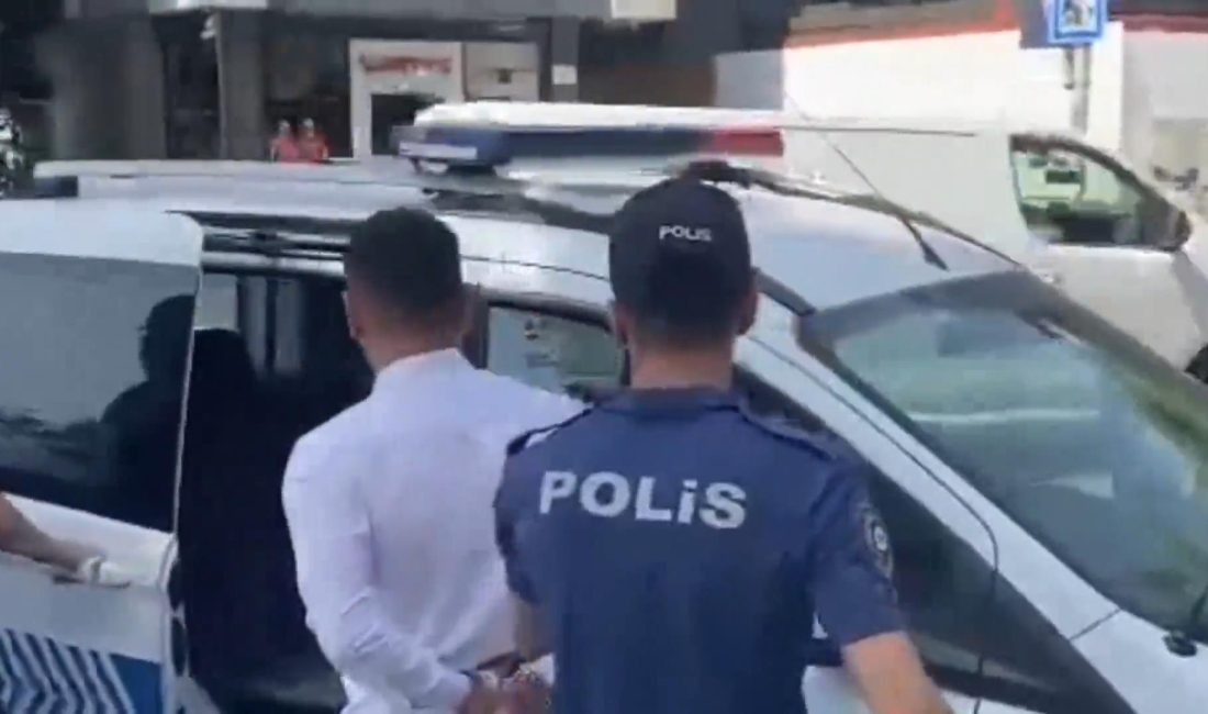 İstanbul’un Kadıköy ilçesinde, siren sesiyle acil hasta nakli yapan bir