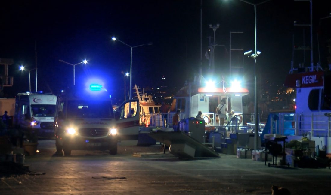 İstanbul Kadıköy Haydarpaşa açıklarında mendireğe çarparak batma tehlikesi geçiren teknedeki