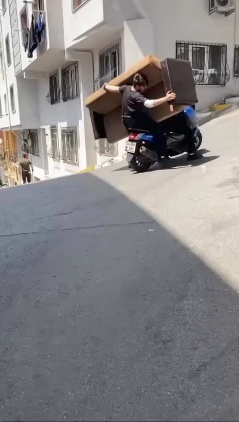 Motosiklette koltukla tehlikeli yolculuk kamerada
