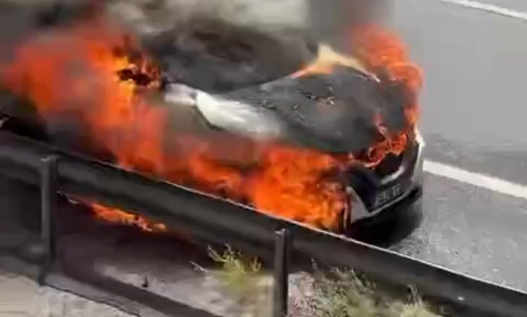 TEM Otoyolu’nda bir otomobil alev aldı. Yangın itfaiye ekipleri tarafından