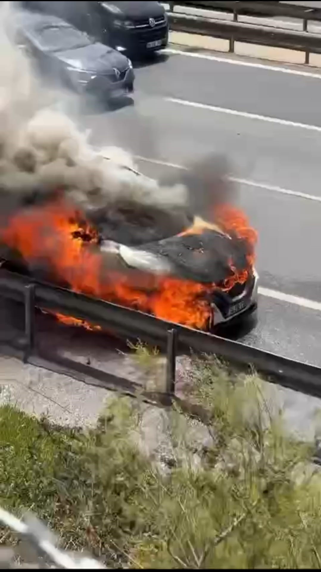 istanbul umraniye tem otoyolunda otomobil alev alev yandi 666849eb48136