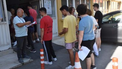 ÖSYM tarafından düzenlenen YKS’nin TYT oturumu bugün İzmir’de gerçekleşti. Sabah