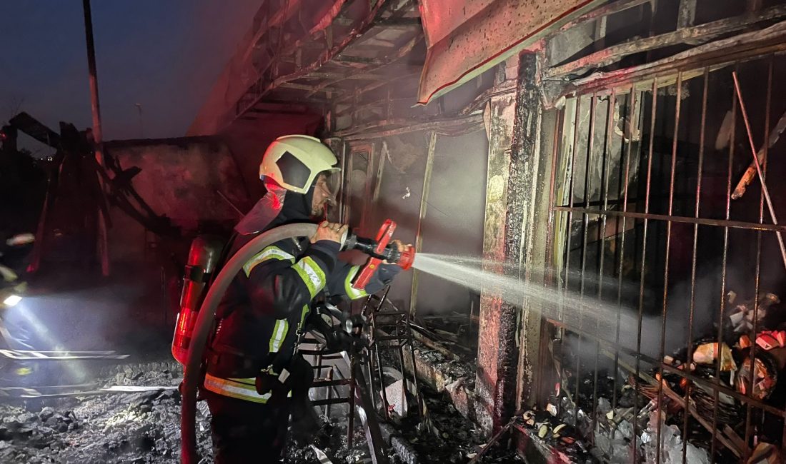 İzmit’te Bir Kafede Yangın Çıktı, Kafe Kullanılamaz Hale Geldi Kocaeli’nin