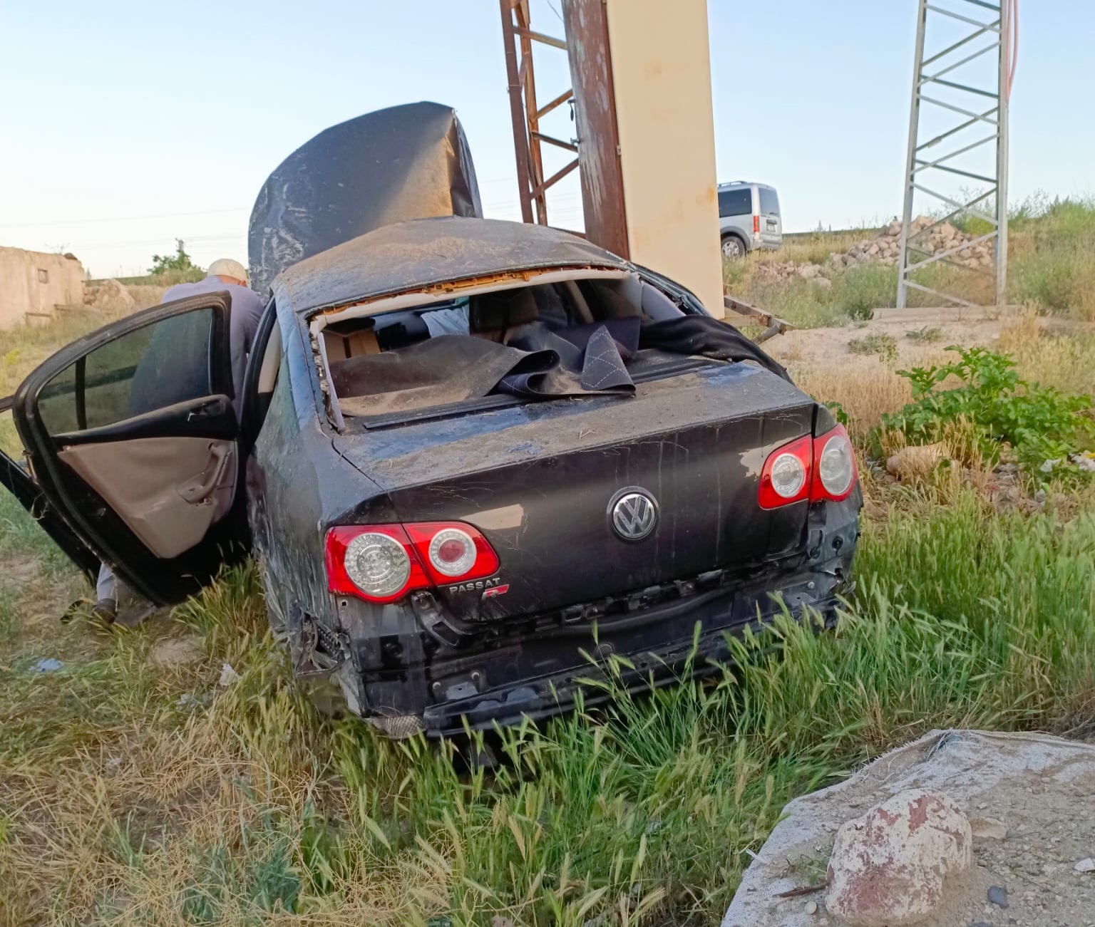 NİĞDE-KAYSERİ YOLUNDA OTOMOBİL ELEKTRİK DİREĞİNE ÇARPTI: 1 ÖLÜ, 3 YARALI