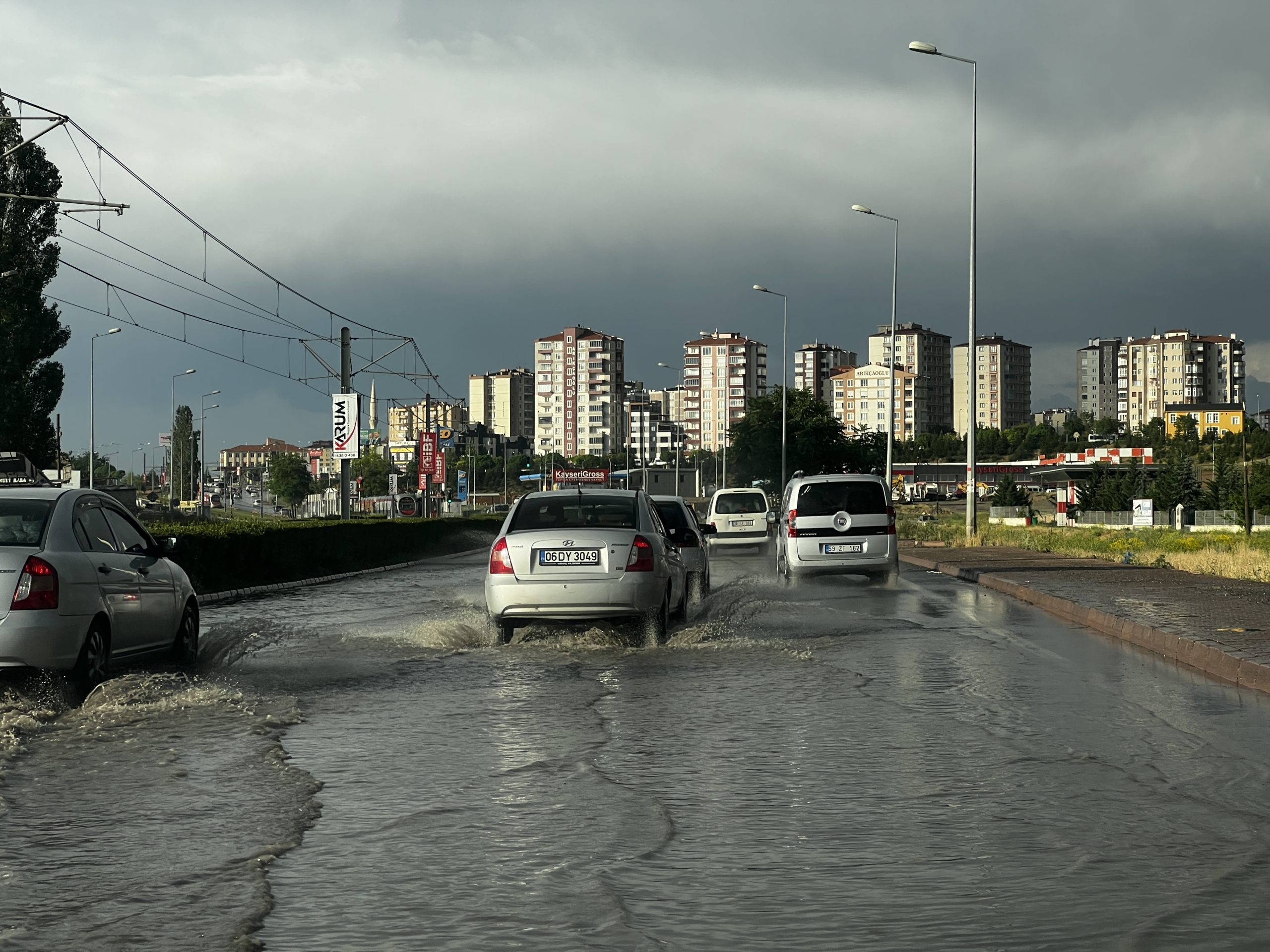 kayseride siddetli ruzgar ve saganak catilar uctu yollar gole dondu 66648b51c85e4 scaled