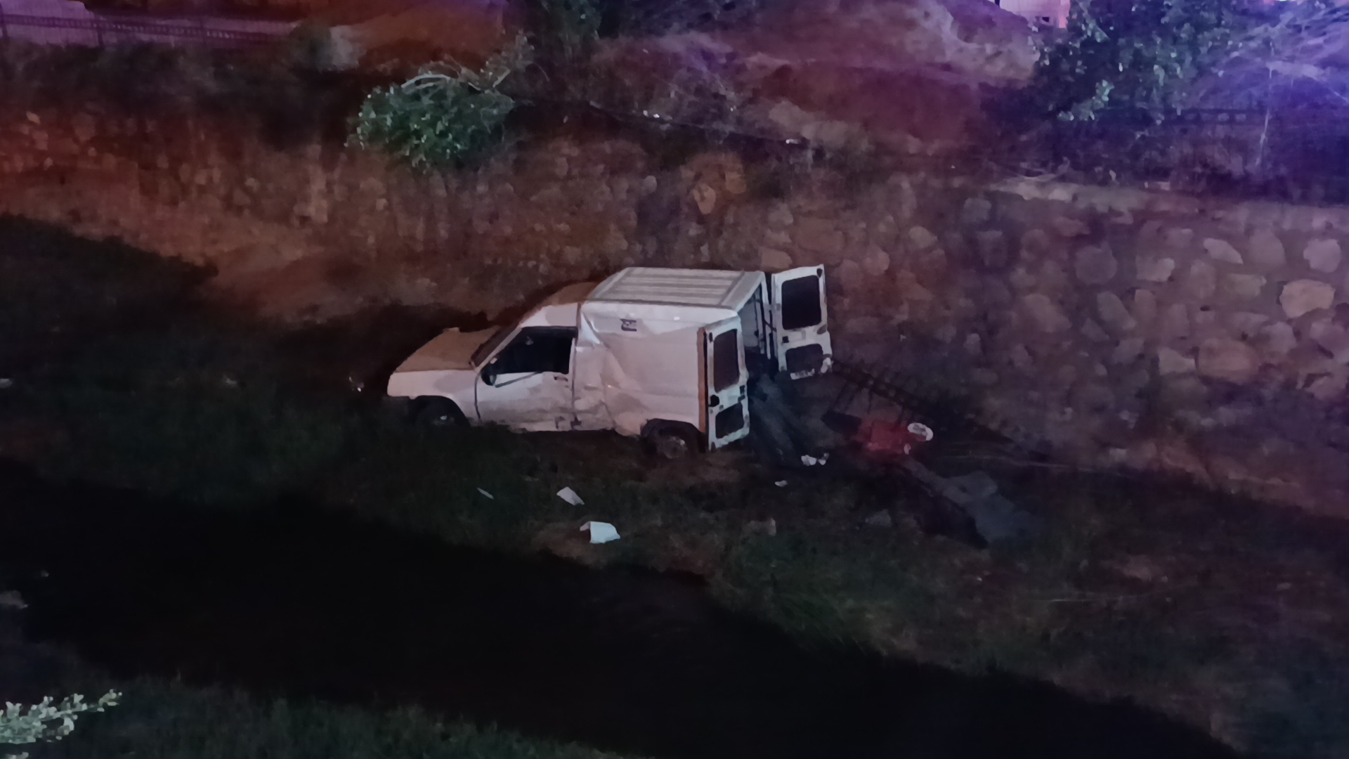 Kırıkkale'de araç trafosuna çarptı, dereye düştü!