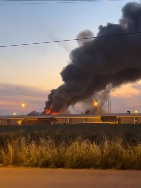 komsusunun is yerini kundakladi sondurmeye gelen itfaiyeyi silahla tehdit etti 665ccdb17d85c