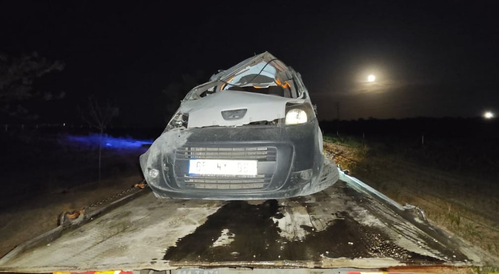 Konya’nın Karatay ilçesinde meydana gelen trafik kazasında hafif ticari aracın