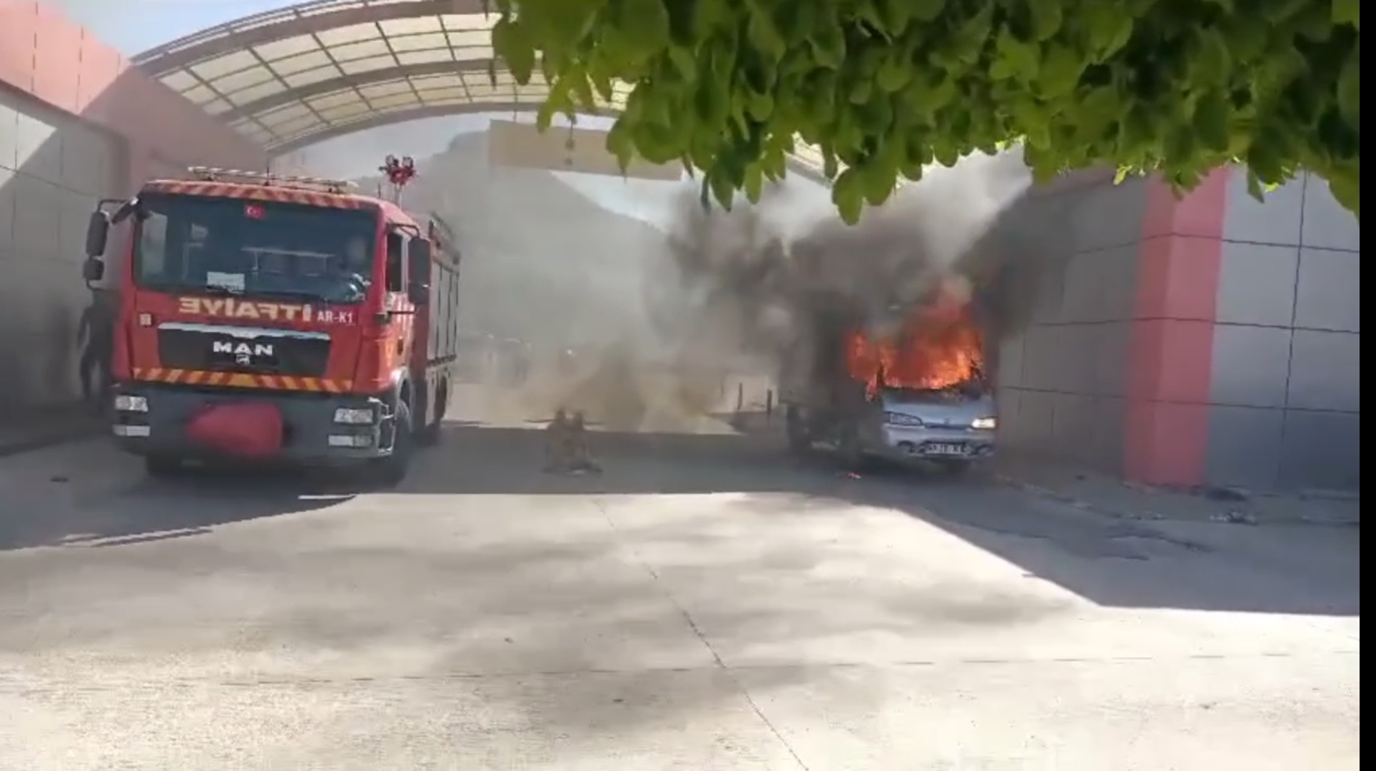 mardinde park halindeki minibus alev alev yandi 66607e3550b5d