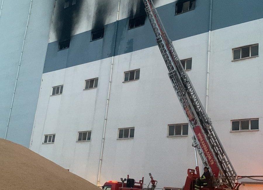 Mardin’in Artuklu ilçesinde bulunan bir un fabrikasında gece saatlerinde meydana