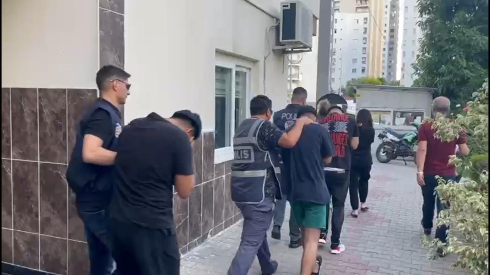 Mersin'de Sazan Sarmalı Dolandırıcılarına Ev Hapsi Cezası verildi