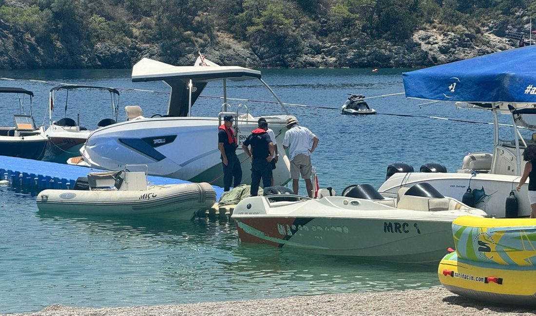 Muğla’nın Fethiye ilçesine bağlı Ölüdeniz Plajı’nda, güvenlik şeritlerinin dışında yüzen