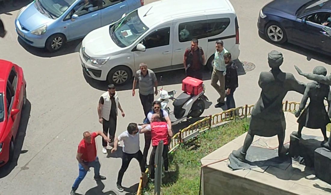 Erzurum’da bir kavşak kavgasına sivil polisler müdahale etti. Kavşakta çarpışan