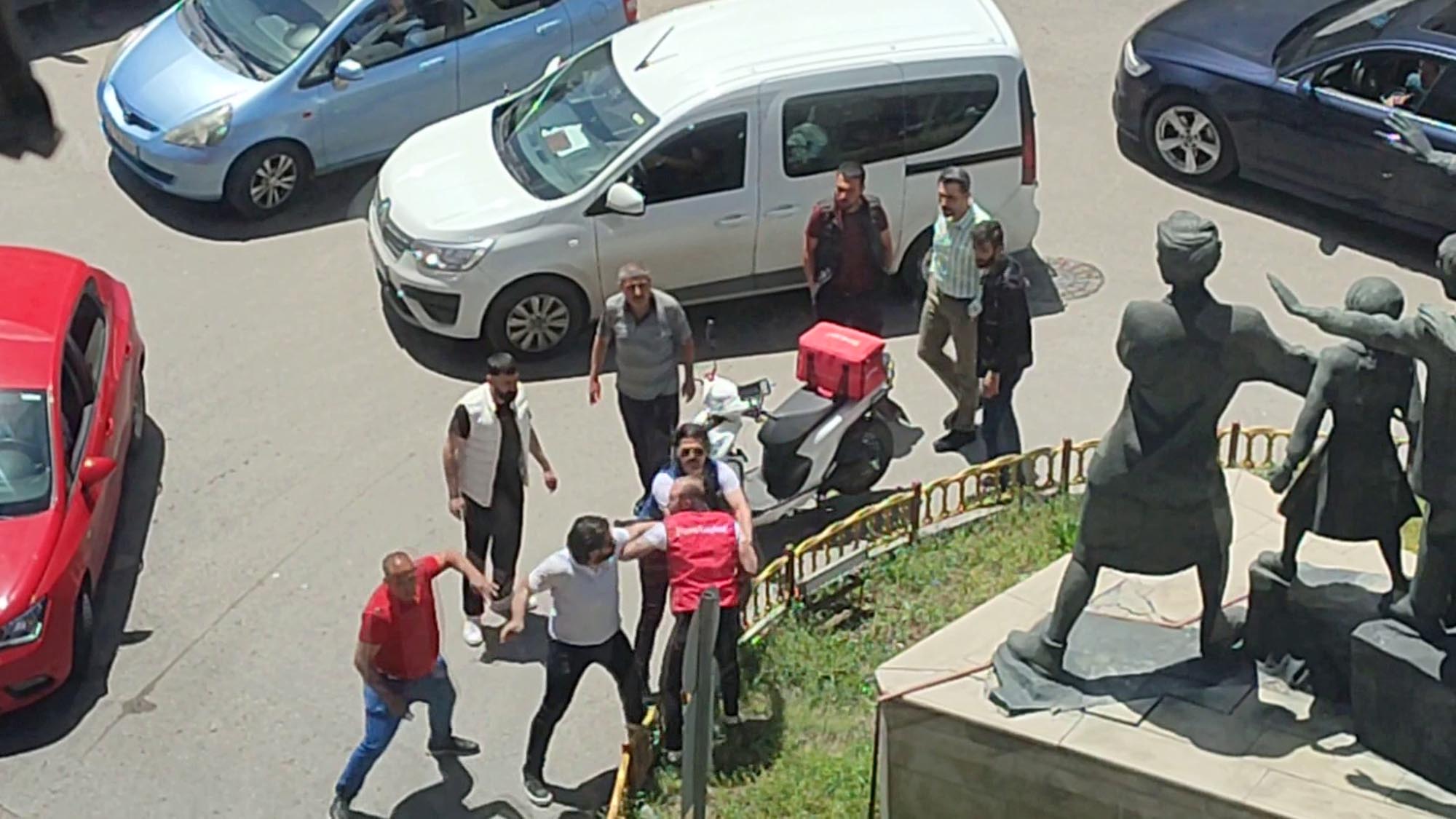 ERZURUM'da kavşakta çarpışan araçlar nedeniyle çıkan kavgayı sivil polisler müdahale etti.