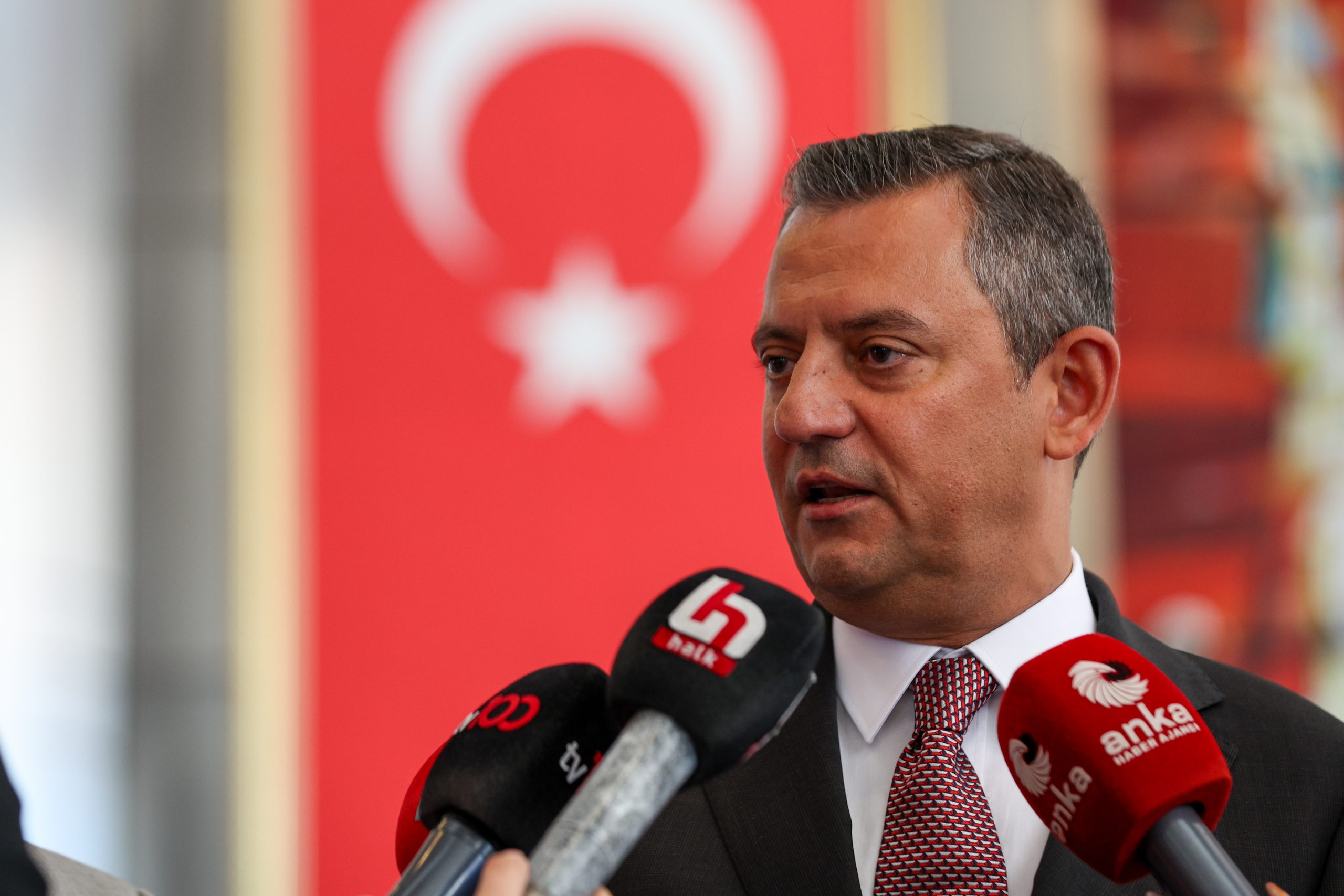Özgür Özel: "El Sıkışmak için Tek El Yetmez, İki Tane El Gerekir"