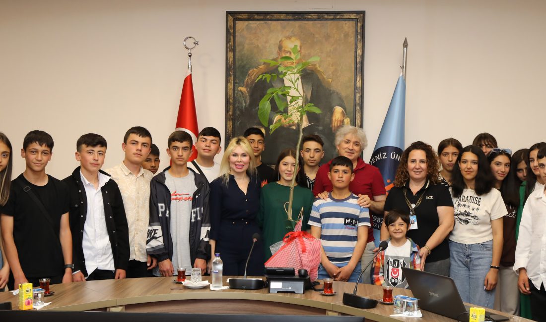 AKDENİZ ÜNİVERSİTESİ PROFESÖRLERİ KÖY OKULU ÖĞRENCİLERİNİ AĞIRLADI Afyonkarahisar’dan gelen Akharım Atatürk Ortaokulu öğrencileri, Akdeniz Üniversitesi’nde Prof. Dr.