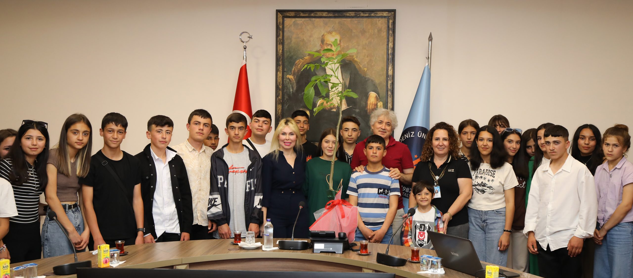 AKDENİZ ÜNİVERSİTESİ PROFESÖRLERİ KÖY OKULU ÖĞRENCİLERİNİ AĞIRLADI