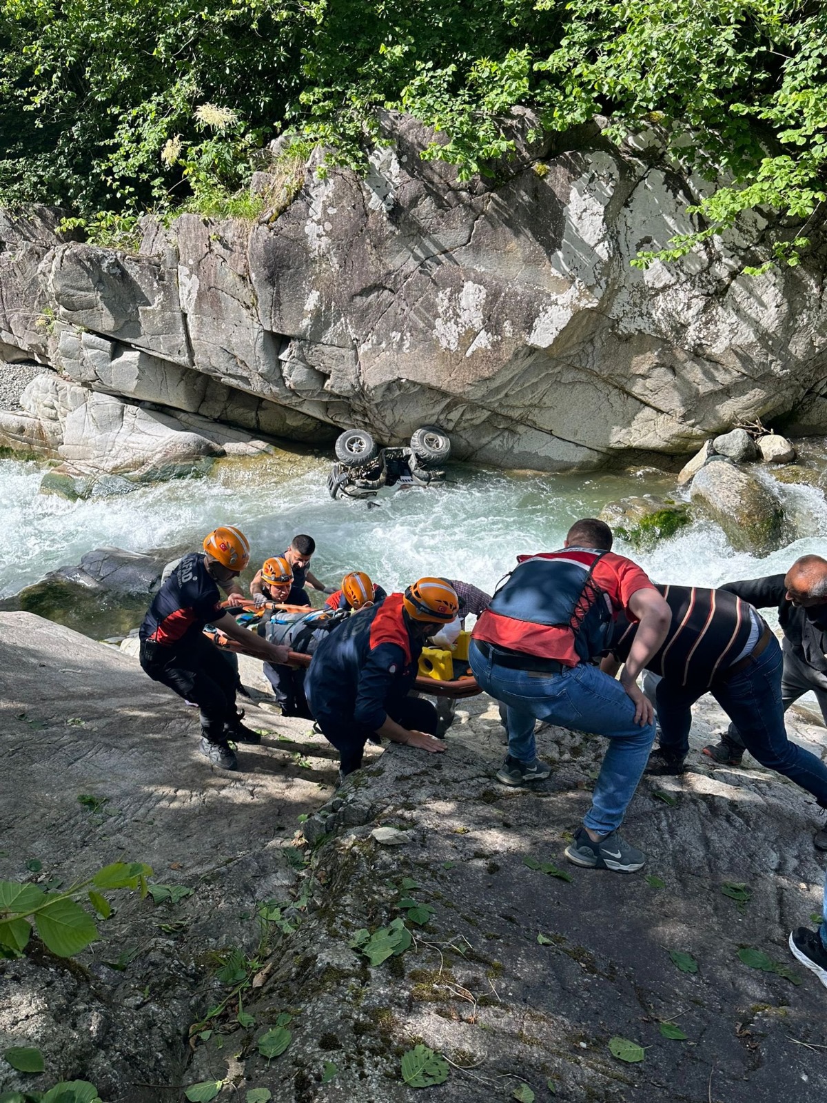 Çayeli'de Arazi Aracı Dereye Uçtu: 1 Yaralı