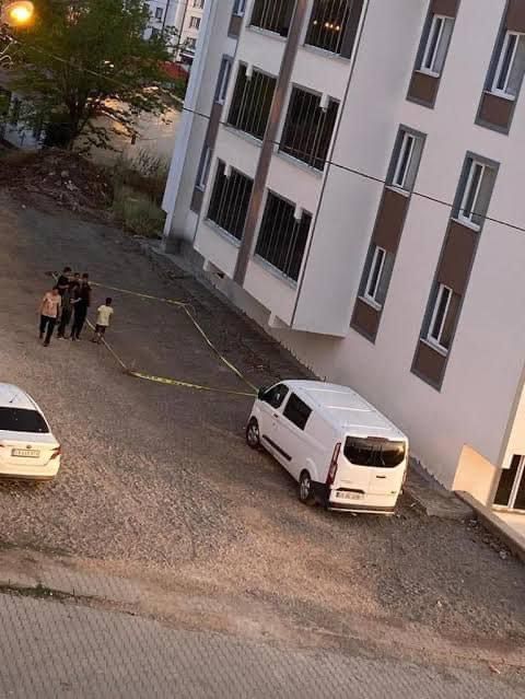 Kurtalan ilçesinde bir apartmanın 7. katındaki balkondan düşen 4 yaşındaki