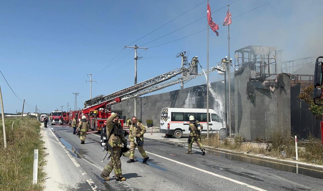 Silivri’de Bir Boya Fabrikasında Depo Bölümünde Yangın Çıktı İstanbul’un Silivri
