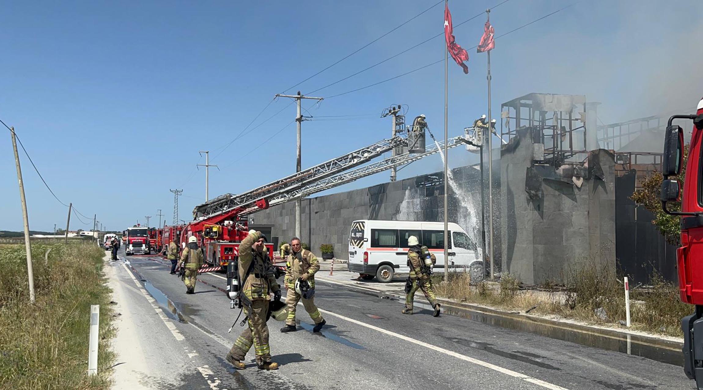 SİLİVRİ'DE FABRİKADA YANGIN ÇIKTI, İTFAİYE MÜDAHALE ETTİ