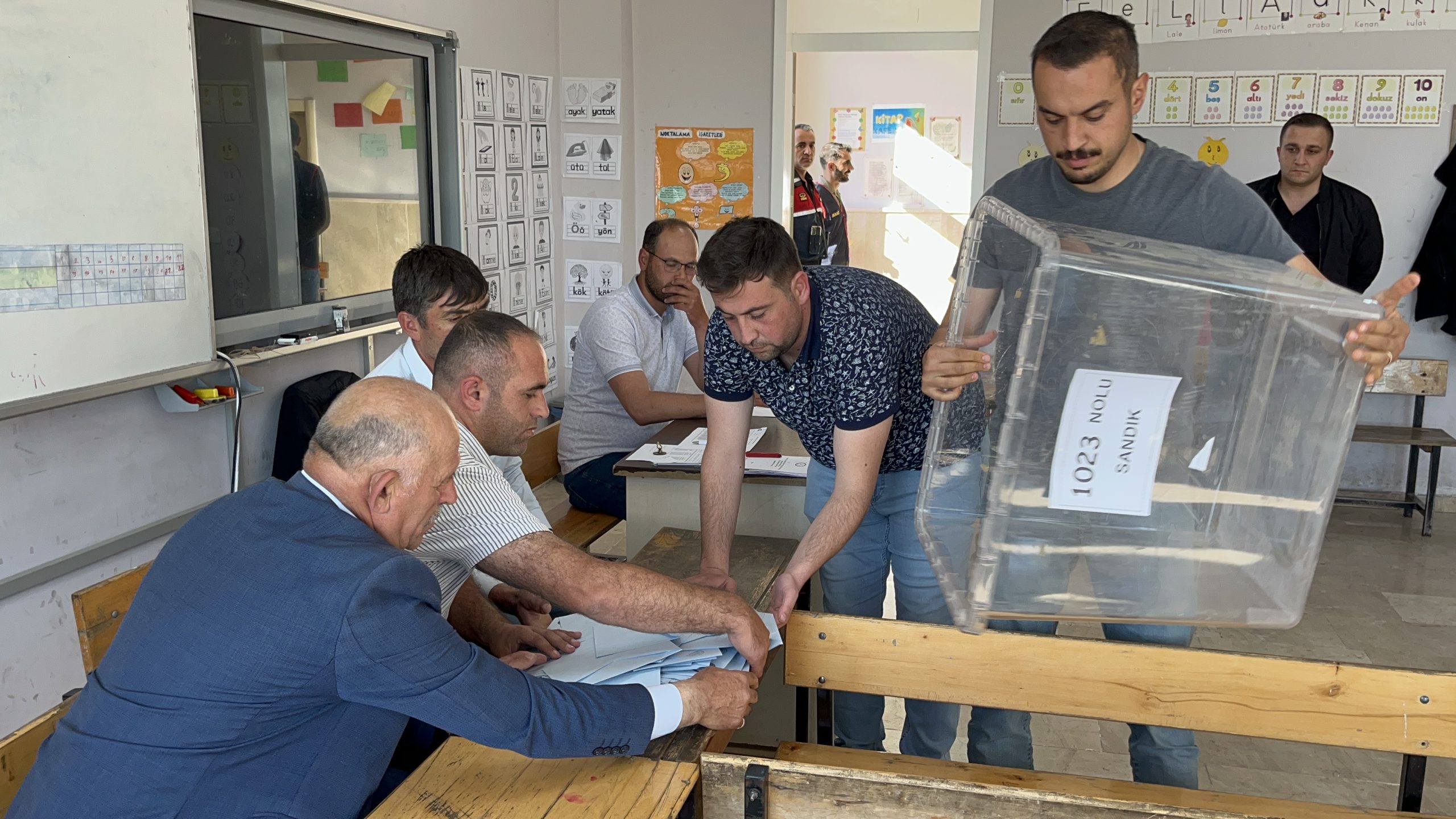 GÜNEYKAYA'DA SANDIKLAR KAPANDI