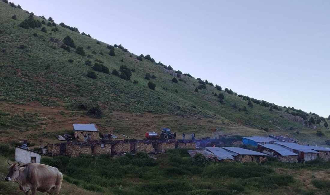 Sivas’ın Hafik ilçesinde bulunan 5 yayla evi, soba borusundan çıkan