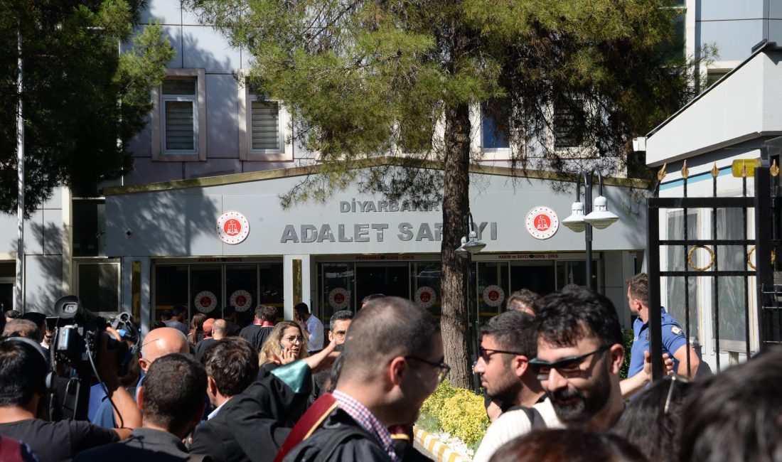 Diyarbakır Baro Başkanı Tahir Elçi’nin 2015 yılında basın açıklaması sırasında