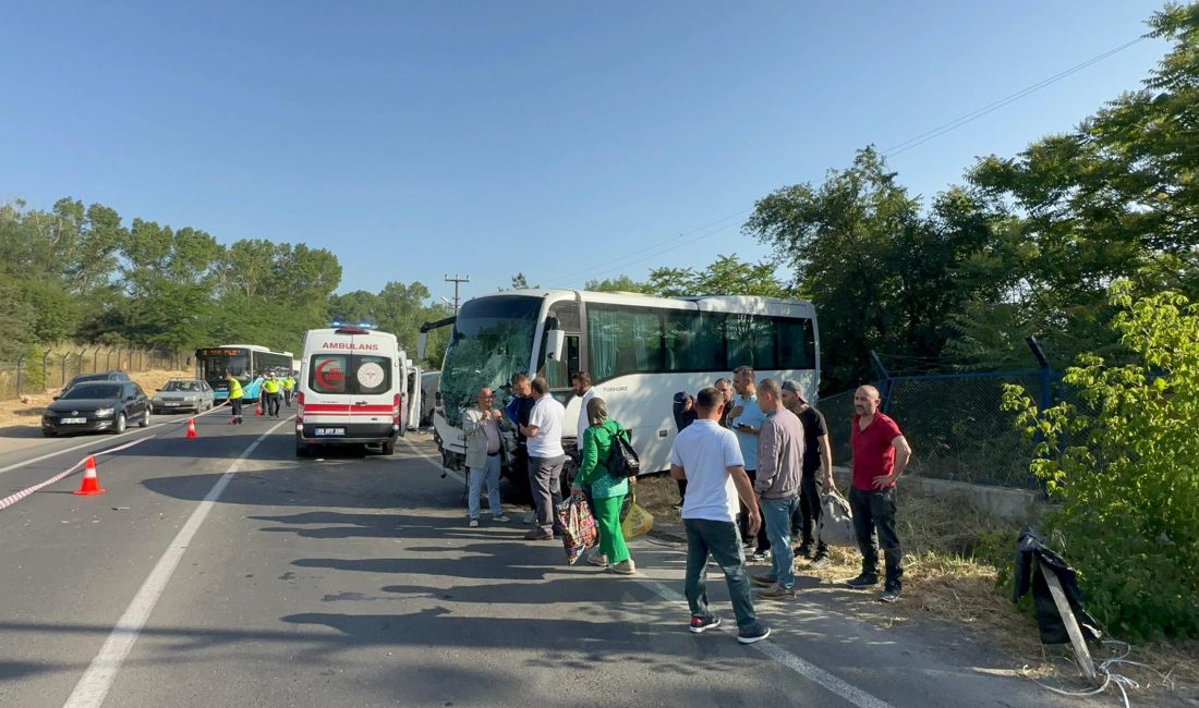 Çorlu ilçesinde meydana gelen trafik kazasında kapalı kasa minibüs ile