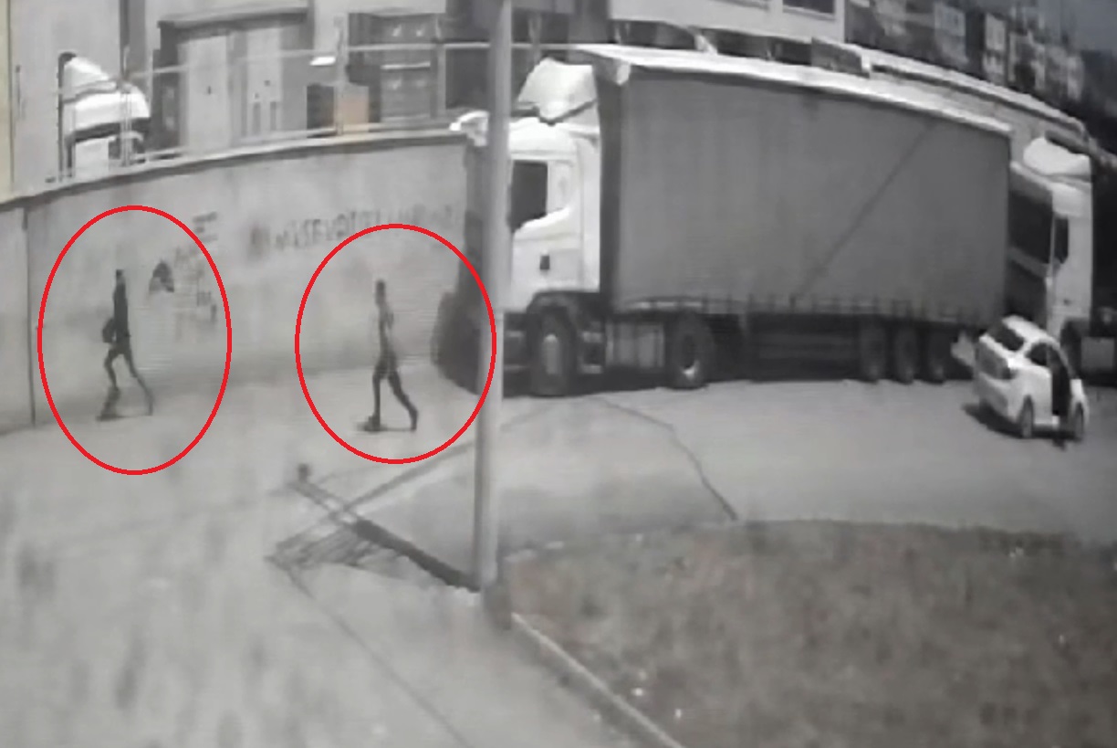 Mersin'de TIR şoförlerine hırsızlık yapan çalıntı motosikletle kaçan 2 şüpheli yakalandı.