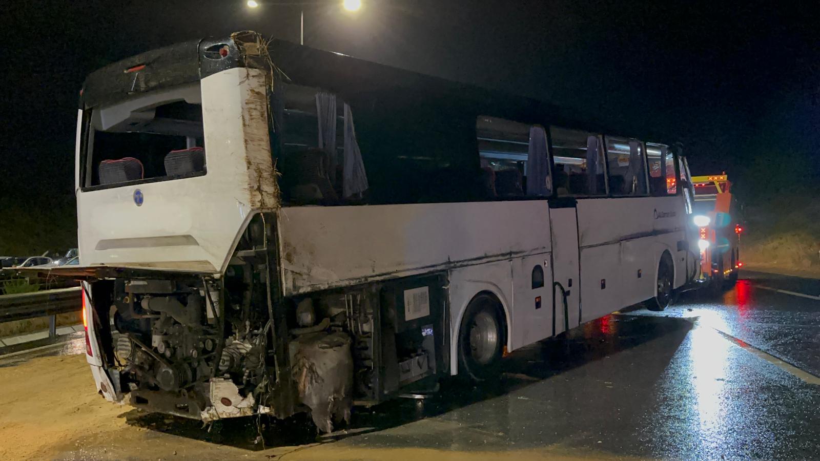 OTOBÜS YOLCU BULUNMUYORDU: ŞOFÖR VE MUAİN YARALANDI.