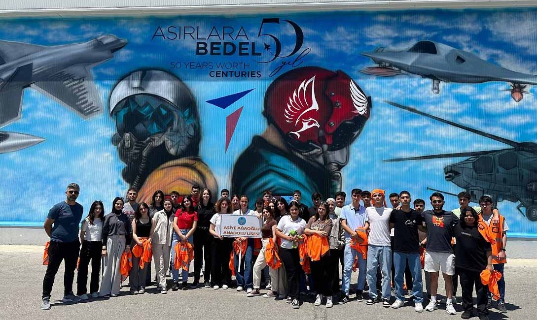 Ümraniye Belediyesi, ilçedeki ortaöğretim öğrencilerine yönelik bir gezi programı düzenledi.