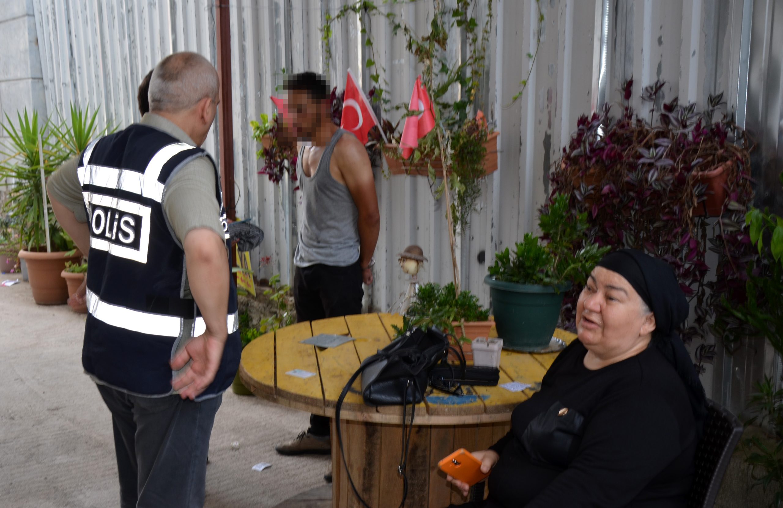 yakalaninca cantasindaki parayi caldigi kadindan ozur dileyip helallik istedi 666aac91c7b28 scaled