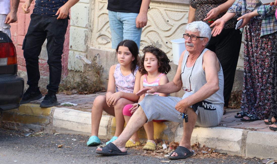 Antalya’da bir apartmanın giriş katında çıkan yangında, 3. katta mahsur