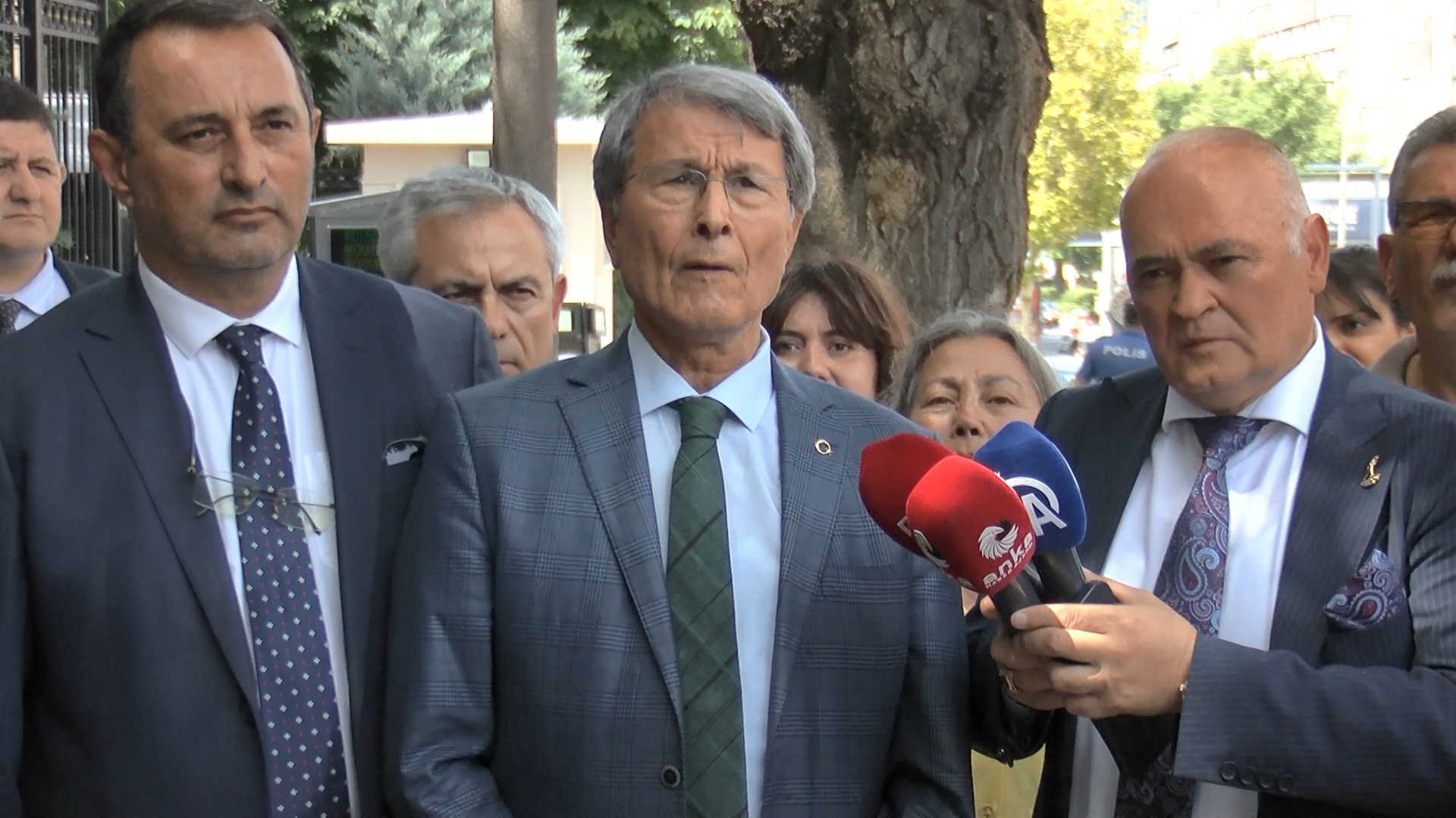 yusuf halacoglu kutlu partinin kurulus dilekcesini icisleri bakanligina teslim etti 666b06b97d53f