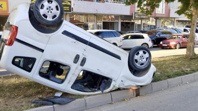 Kahramanmaraş’ın Afşin ilçesinde trafik kazasında ters dönen hafif ticari araç