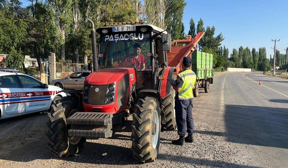 Kahramanmaraş’ta jandarma trafik ekipleri tarım araçlarına yönelik denetimlerde bulundu. 