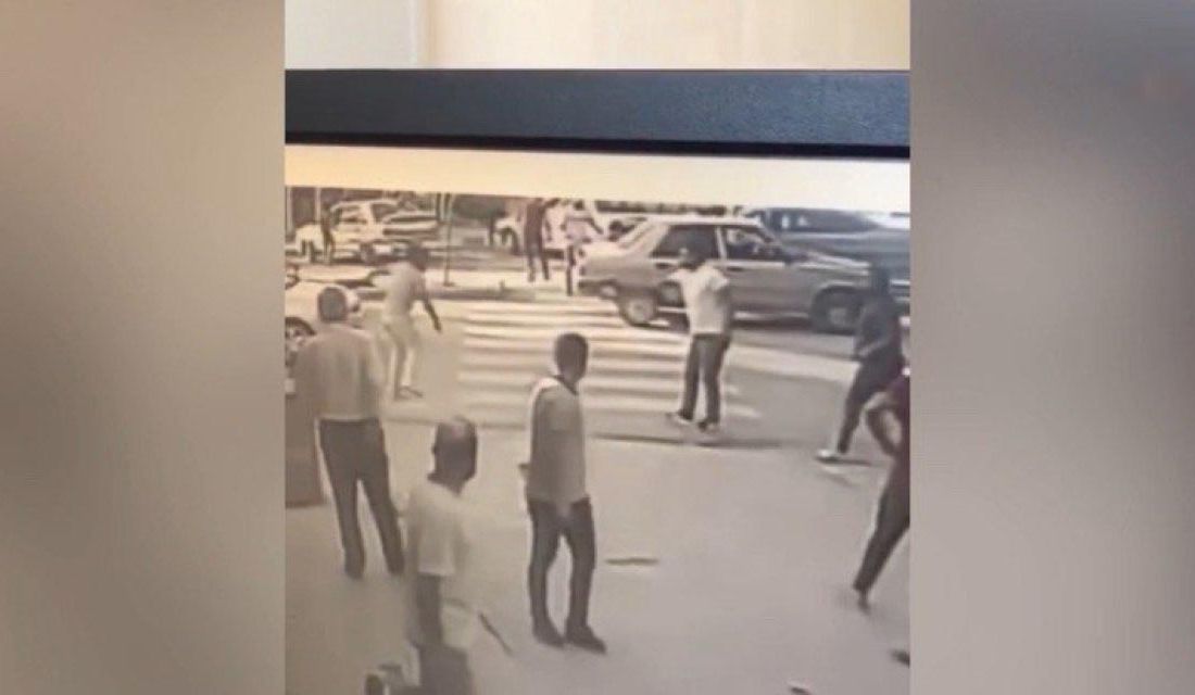 Kahramanmaraş’ın Elbistan ilçesinde palalı silahlı kavga güvenlik kamerasınca görüntülendi.