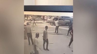 Kahramanmaraş’ın Elbistan ilçesinde palalı silahlı kavga güvenlik kamerasınca görüntülendi.