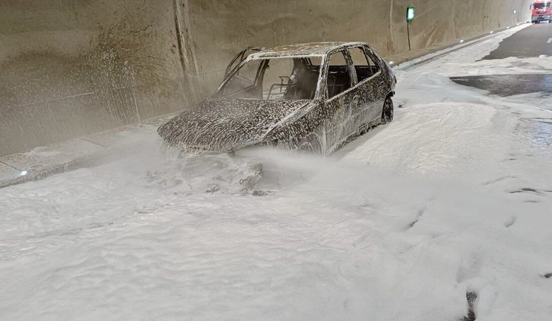 Kahramanmaraş’ta seyir  halinde iken alev alan otomobil kullanılamaz hale