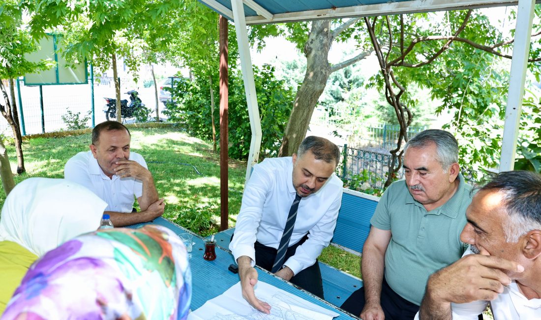 Onikişubat Belediye Başkanı Hanifi Toptaş, gününe muhtarlarla buluşarak ve esnafları