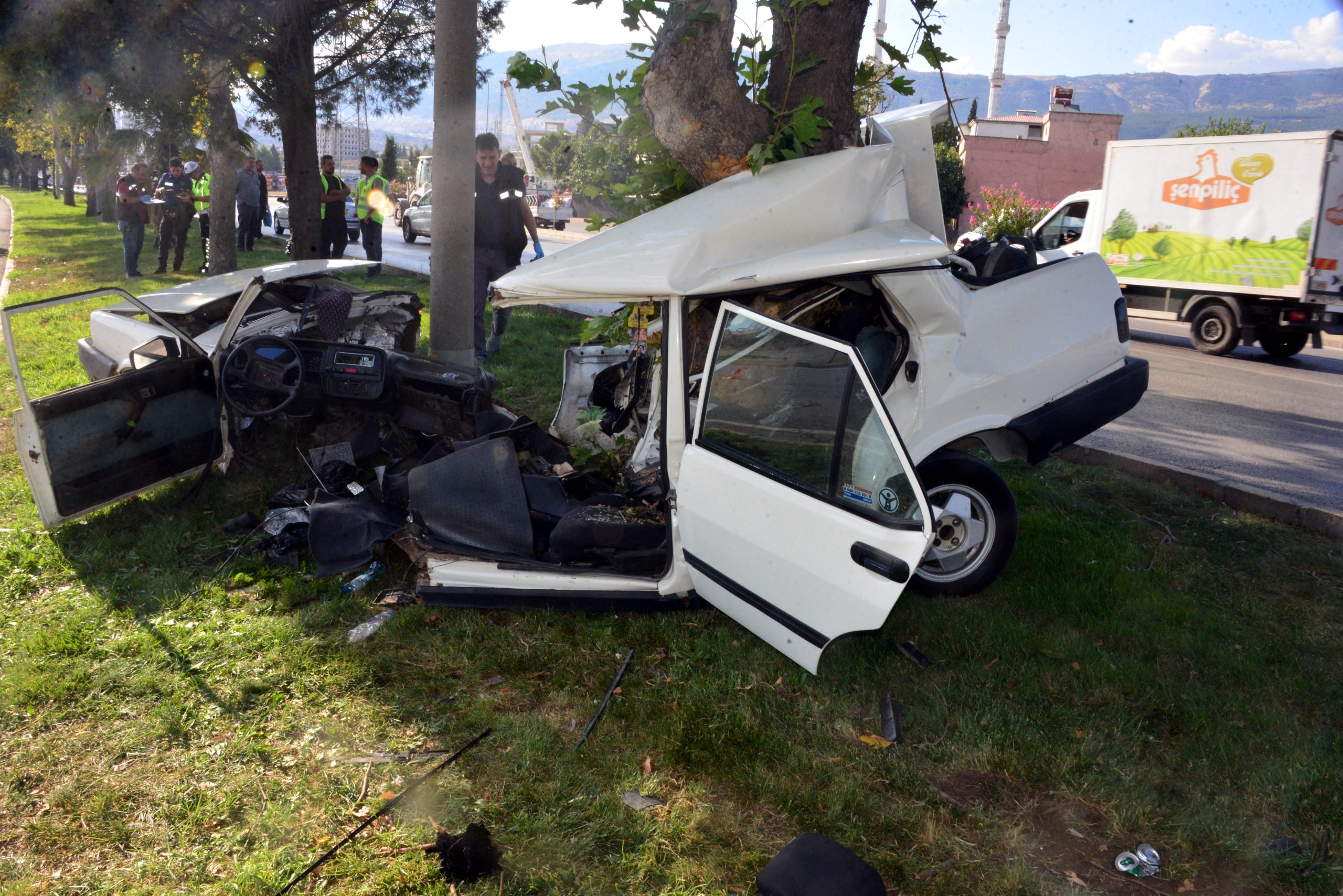 KAHRAMANMARAŞ'TA AĞACA ÇARPAN OTOMOBİLDE 1 KİŞİ HAYATINI KAYBETTİ, 1 KİŞİ AĞIR YARALANDI