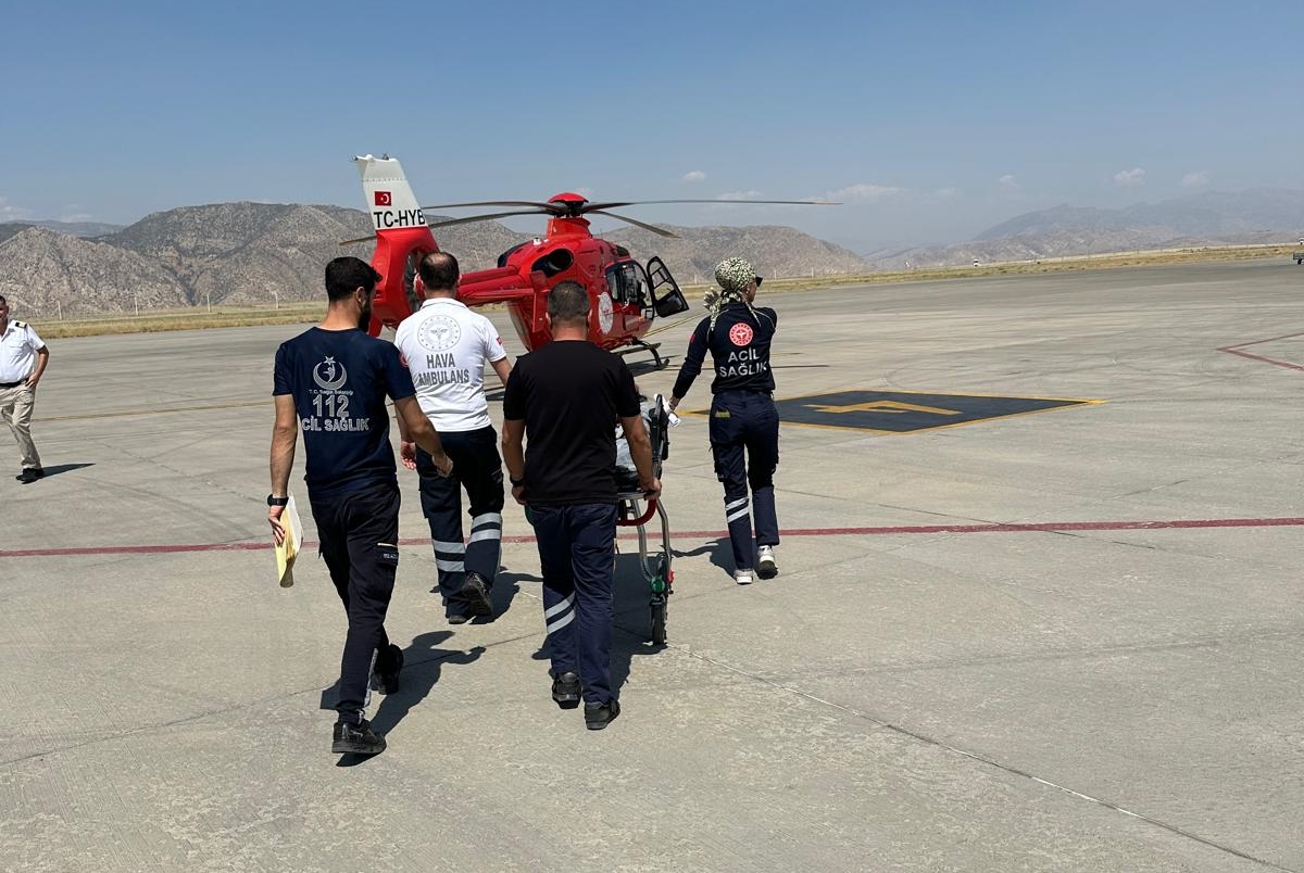 3 yaşındaki Eslem Tülo, uykusundan uyanmayınca ambulans helikopterle Elazığ'a sevk edildi. 3 yaşındaki Eslem Tülo, uykusundan uyanmayınca ambulans helikopterle Elazığ'a sevk edildi.