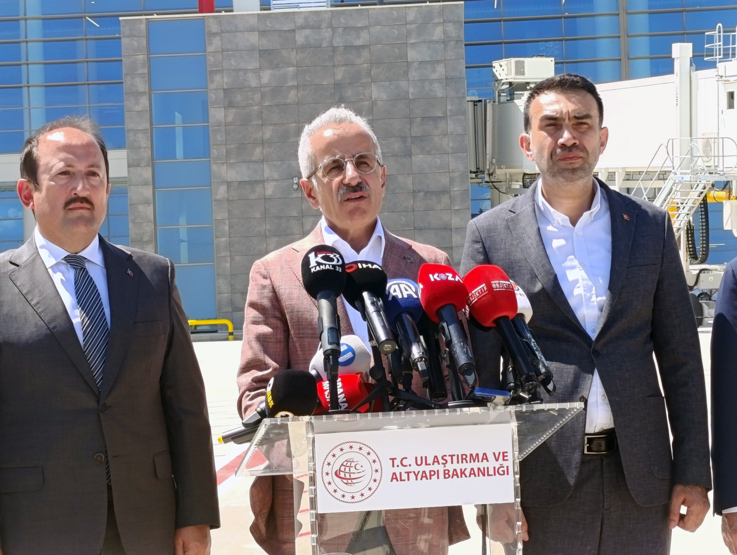 Ulaştırma Bakanı Uraloğlu, Çukurova Bölgesel Havalimanı'nda İncelemelerde Bulundu