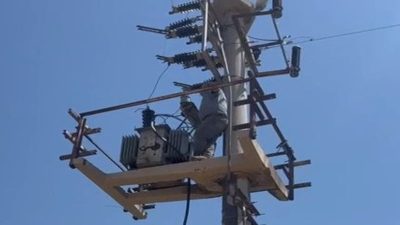 Kahramanmaraş’ın Elbistan ilçesinde arızayı gidermek için vinç yardımıyla elektrik direğine