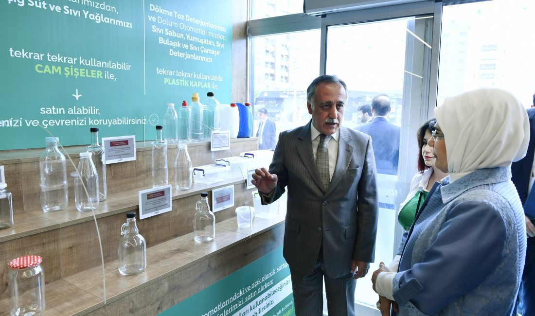 Emine Erdoğan, Ankara’da atıksız alışverişi teşvik eden marketi ziyaret etti.