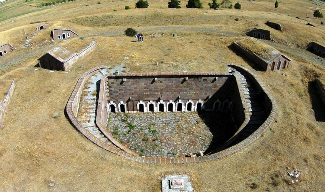 Erzurum tarihi savunma yapılarıyla ünlüdür. Yapılan 52 tabyadan 21’inin ayakta