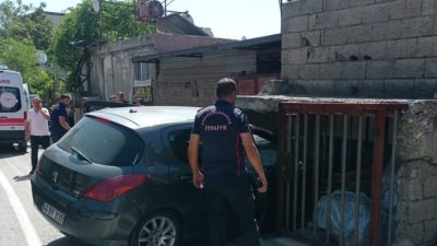 Kahramanmaraş’ta sürücü kontrolünü kaybettiği otomobiliyle evin duvarına çarpması sonucu yaralandı.