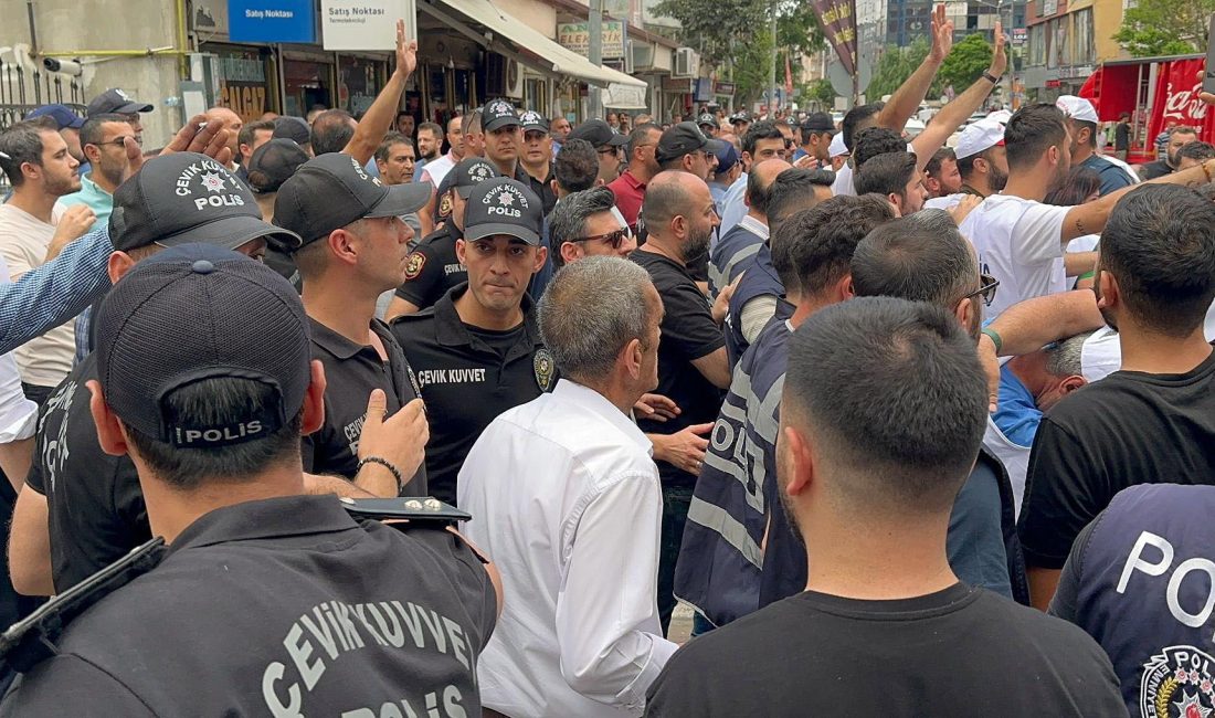 Iğdır Belediyesi’nde işten çıkarılan 204 işçi, belediye binası önünde toplanarak